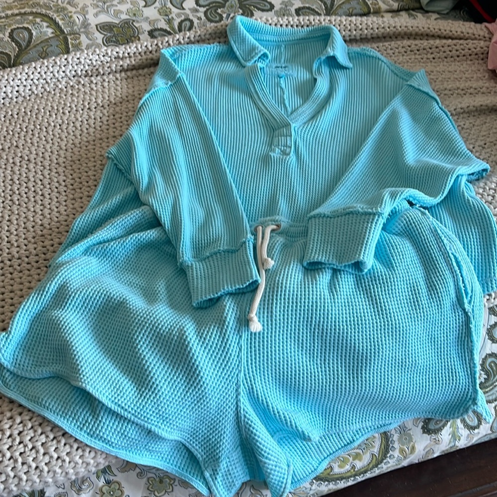 Aerie shorts and top set - never worn 
The shorts are XL and the top is L